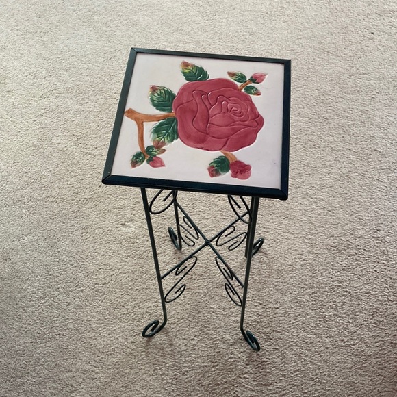 Simple decorative table - Picture 1 of 1